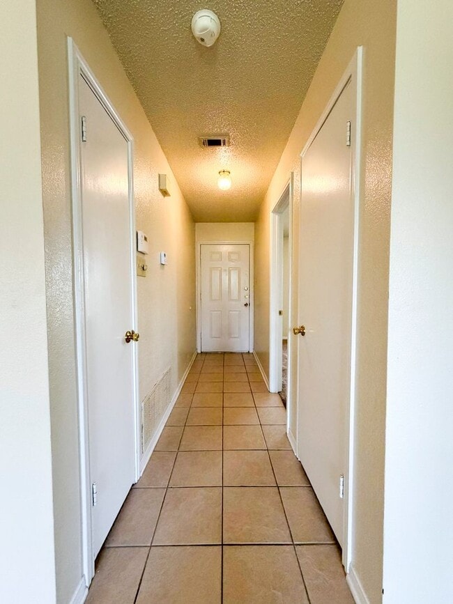 Building Photo - Available NOW!!!! Gorgeous 3 bedroom, 2 bath, 2 car garage home with a fireplace, privacy fenced ...