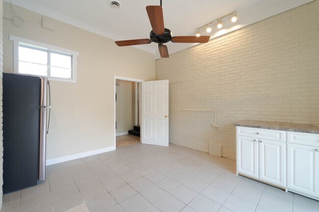 Building Photo - Spacious Split-Level with In-Law Suite & B...