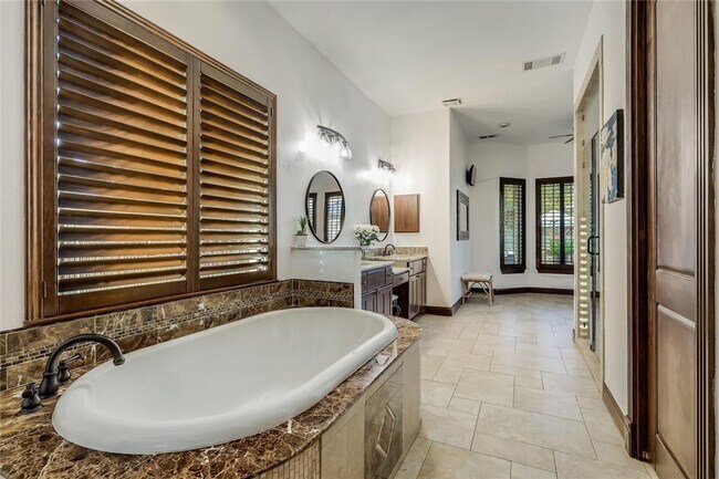 Building Photo - Luxury Tuscan Villa Retreat with Lake Views