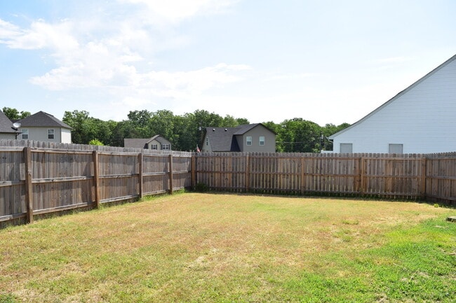 Building Photo - Wonderful 3 Bedroom 2 1/2 Bath Townhouse Now Available!