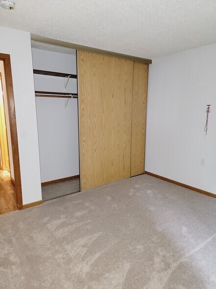 Building Photo - 102 4th St E