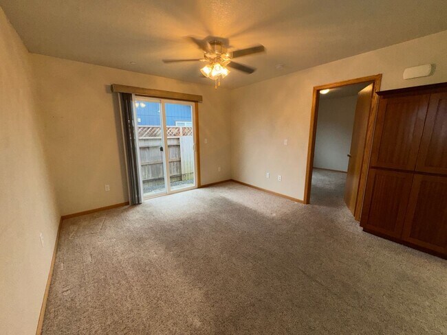 Building Photo - 1879 Maplewood Dr