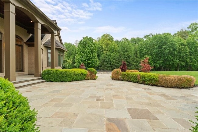 Building Photo - 9020 Whisperinghill Dr