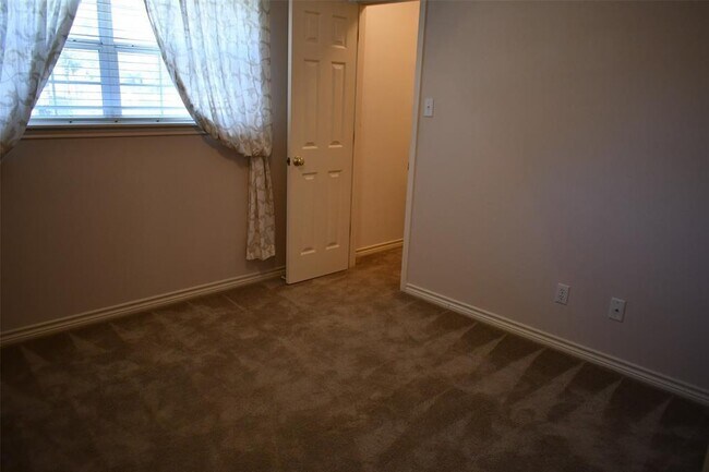 Building Photo - 203 Pine Valley
