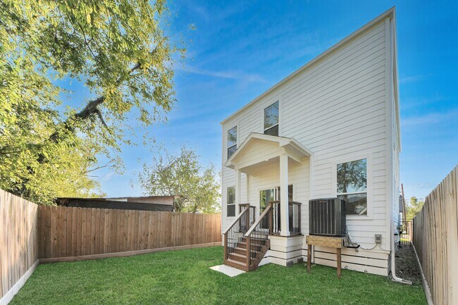 Building Photo - 3508 Omega St