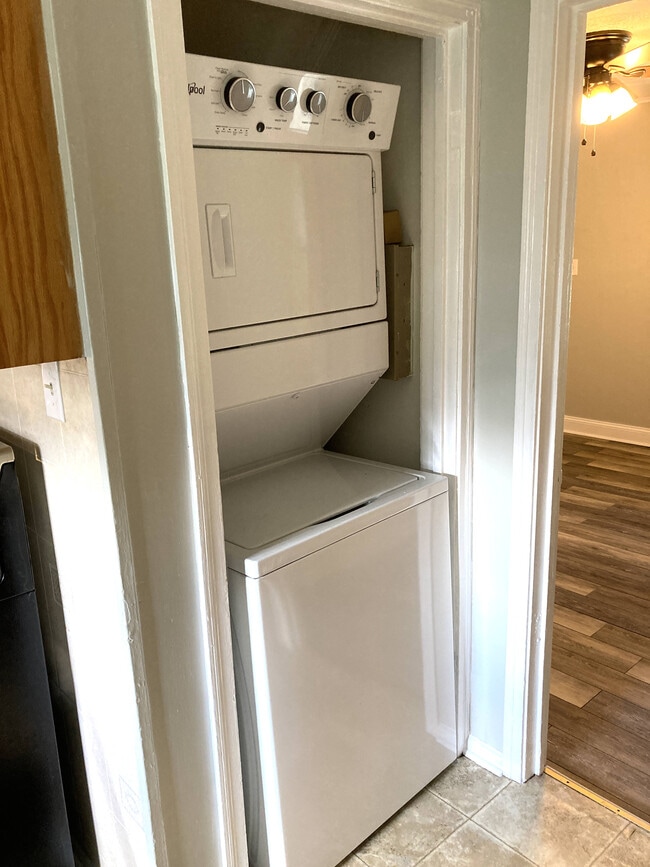 Building Photo - 1011 E 16th St