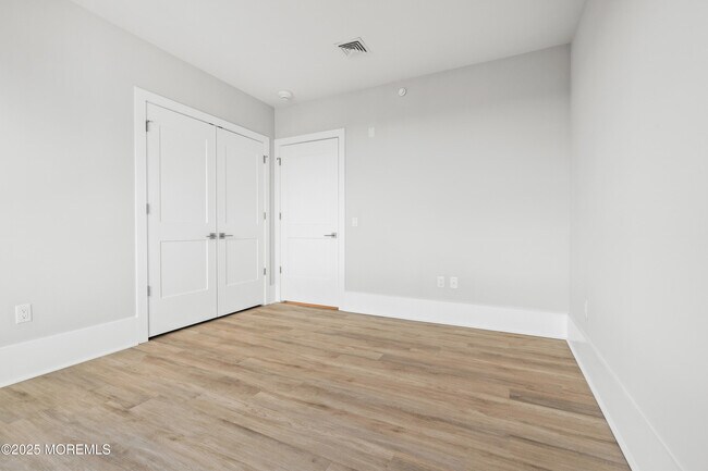 Building Photo - 218 3rd Ave