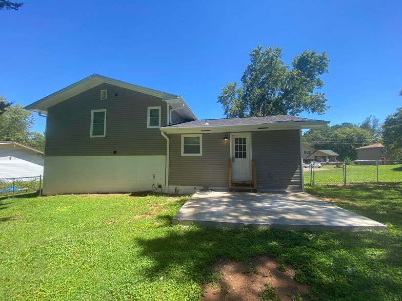 Building Photo - 3607 Oakdale Cir NW