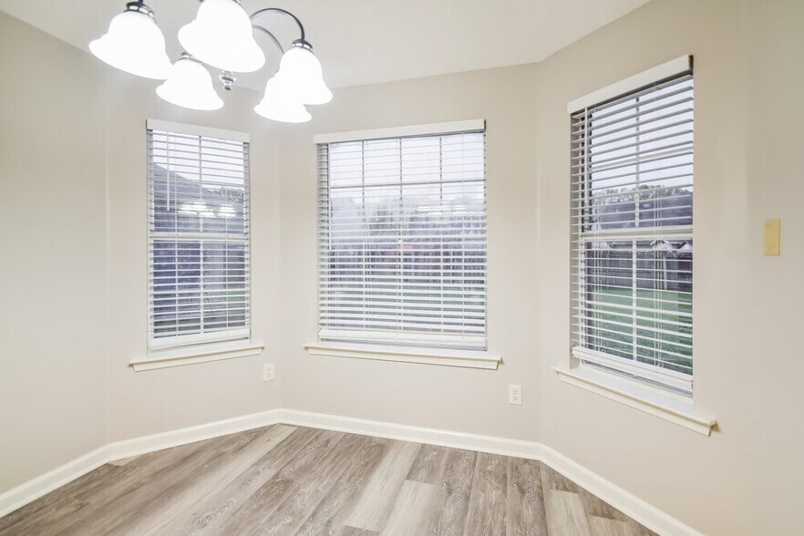 Building Photo - 10283 Green Moss Dr N