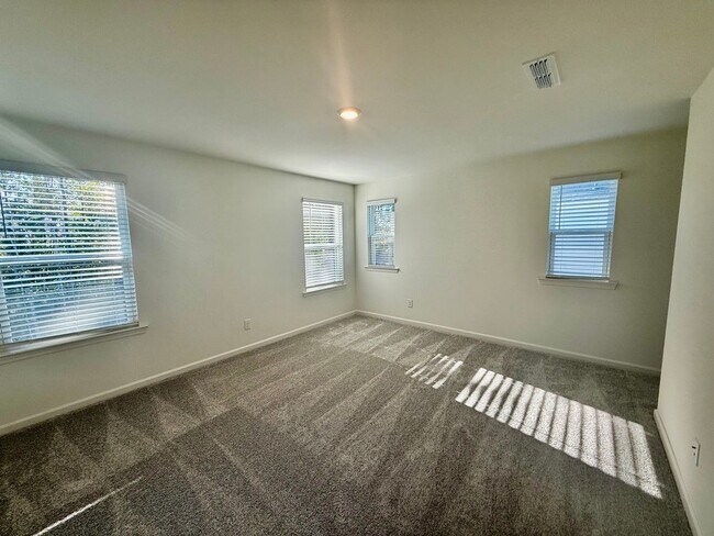 Building Photo - Three bedroom, 2.5 bath townhome in Mebane...
