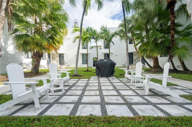 Building Photo - 1971 Bay Dr