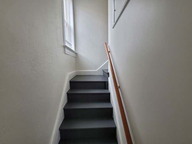 Building Photo - 510 W 5th St