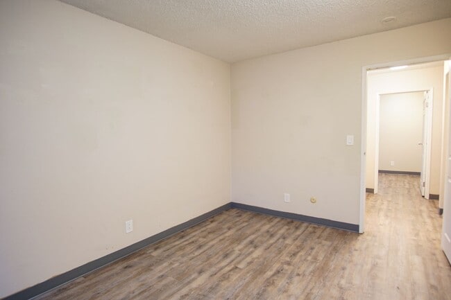 Building Photo - Nicely Updated Top Floor Corner 2-Bdr Near OHSU w/Private Balcony!
