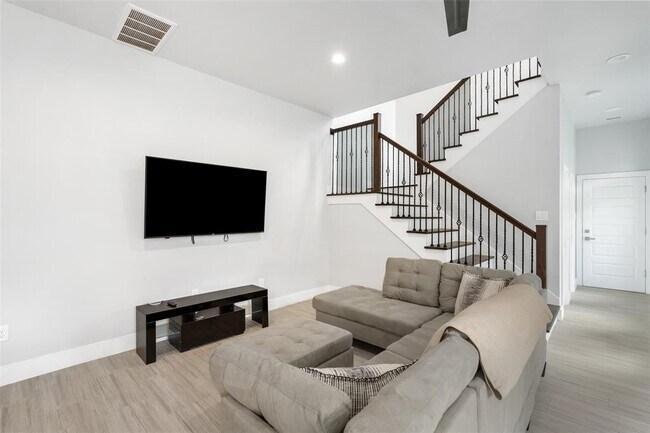 Building Photo - 6720 Lozier St