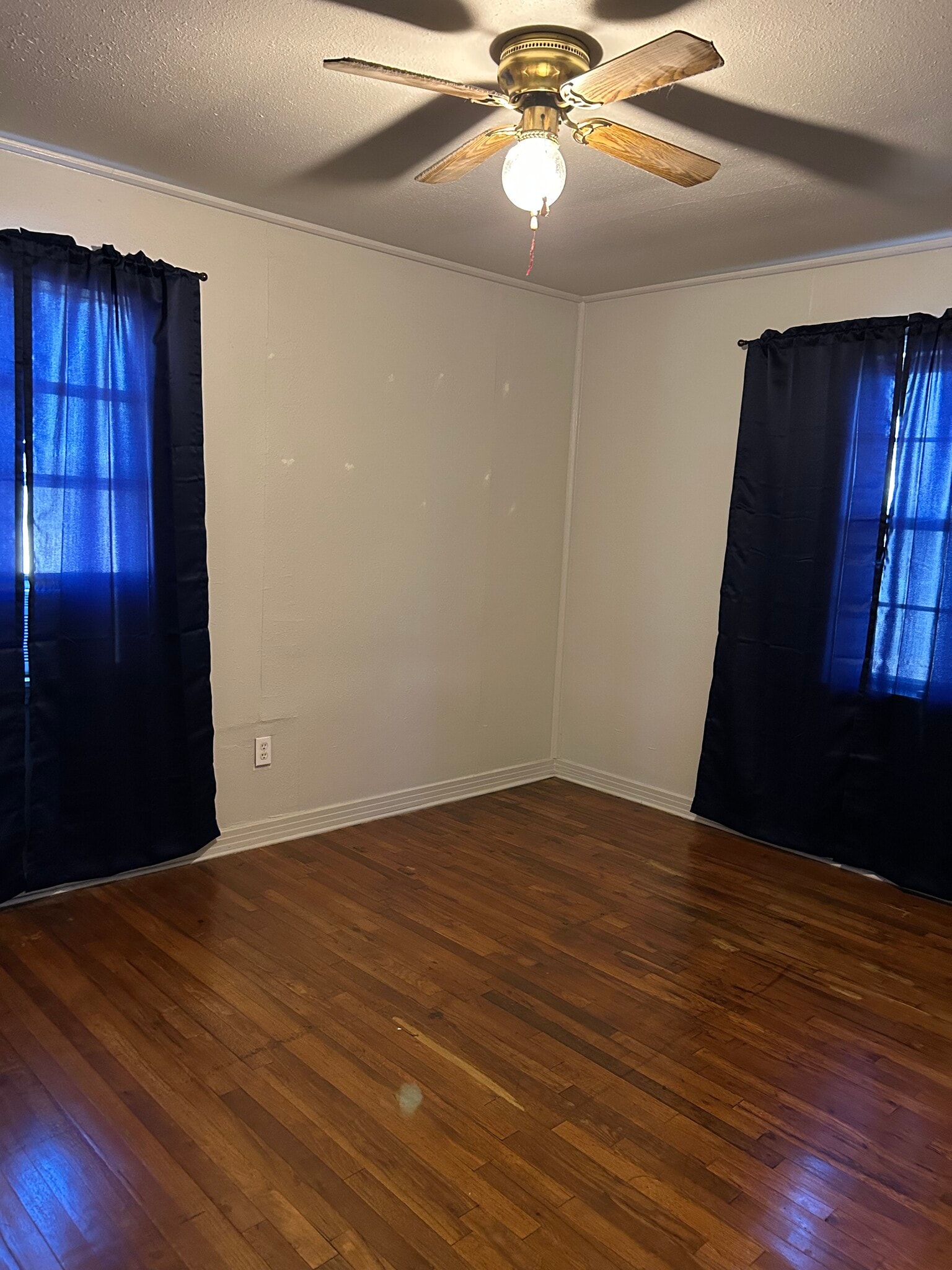 Bedroom w/large closet - 505 E Pine St