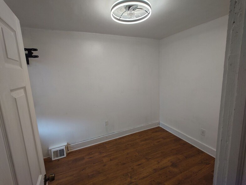 Building Photo - 2224 Latona St