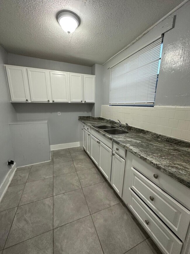 Building Photo - 1923-1925 Ella St