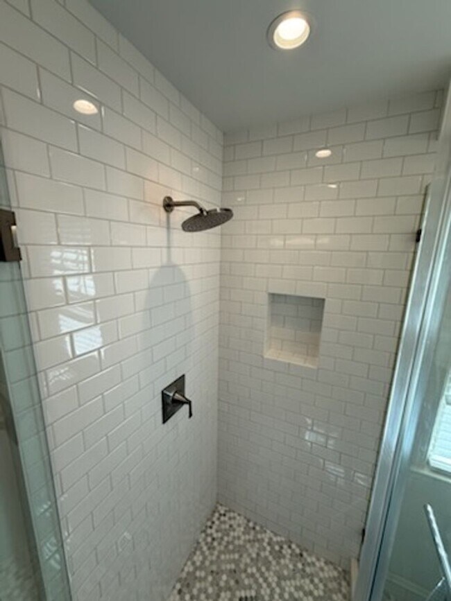 Building Photo - *DREAM LOCATION* 6BR Completely Renovated Duplex
