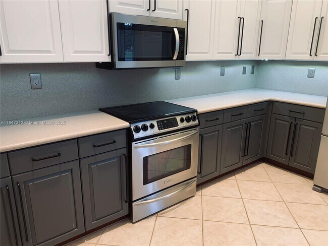 Building Photo - 4951 SW 38th Way