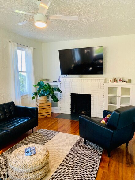 living room - 411 SW 19th St