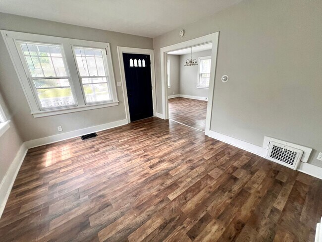 Building Photo - Sharon - 3 Bedroom 1.5 Bathroom - Cozy House