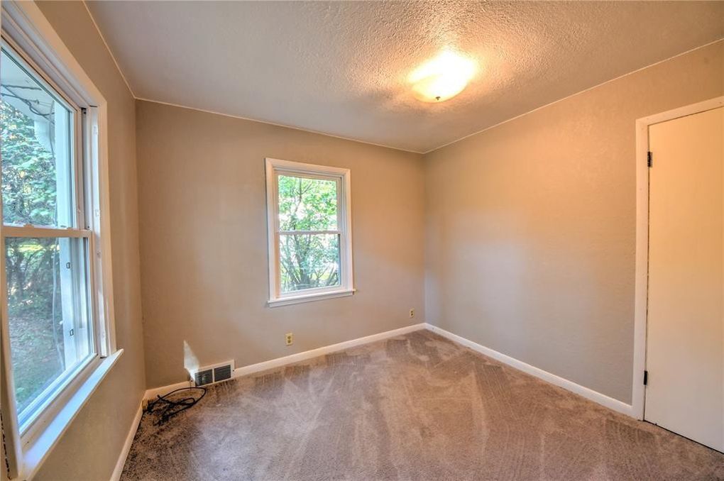 Downstairs Bedroom - 2539 Vernon Ct SE