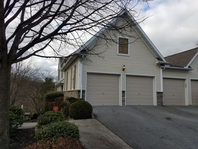 Building Photo - Beautiful Four Bedroom, 3.5 Bath Townhouse
