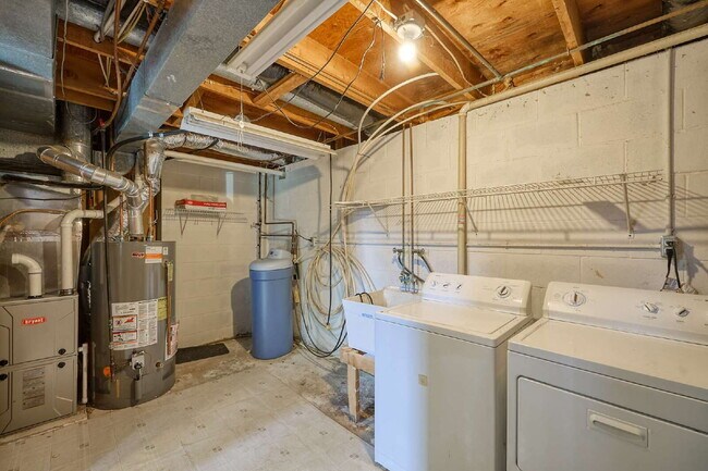 Building Photo - 5 Bedroom Chanhassen Home with fully fenced backyard, basketball court, garden beds.  Fabulous Ho...