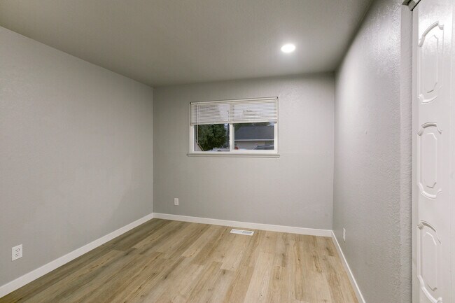 Building Photo - 1806 W 21st Ave