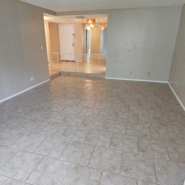 Building Photo - 3690 Inverrary Dr