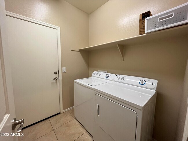 Building Photo - 2656 E Gillcrest Rd