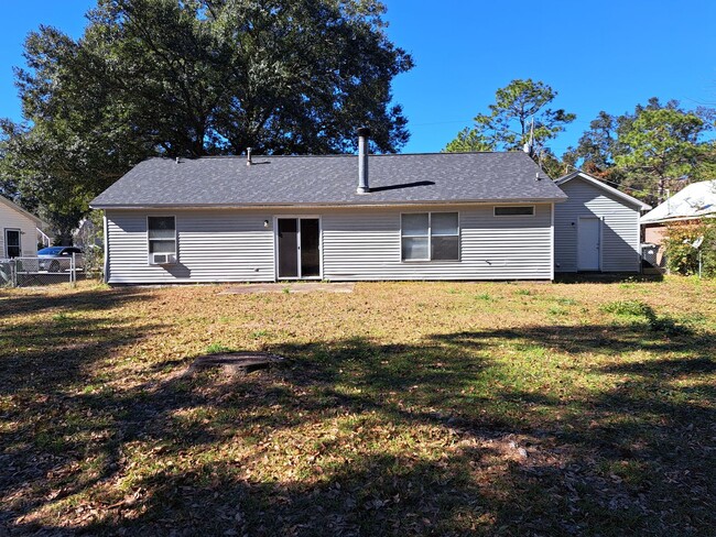 Building Photo - Remodeled 3BR/2BA home in great central lo...