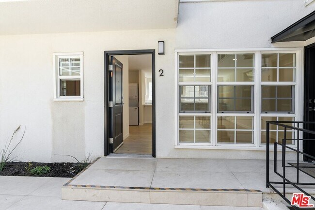 Building Photo - 835 S Sherbourne Dr