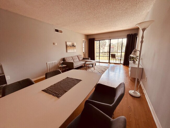 Building Photo - 2050 Oleander Blvd