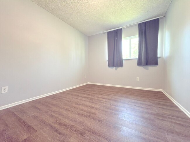 Building Photo - 4-Bedroom Home in Prime Northridge Location