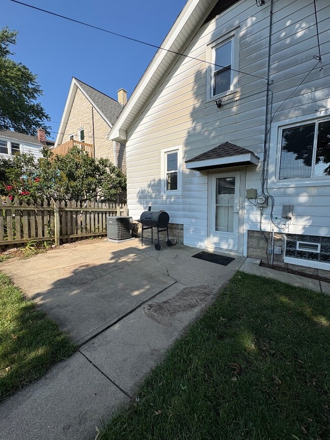 Building Photo - 1219 S 50th St
