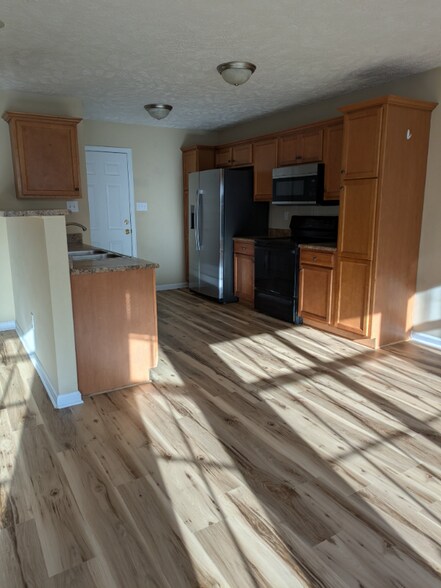 Building Photo - 361 Americana Dr