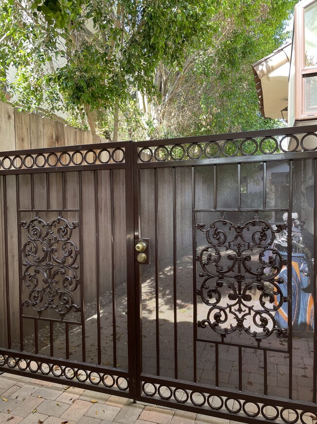 Gate/entrance - 153 S La Peer Dr