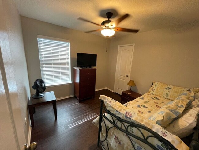 Building Photo - Lovely well maintained 3 bedroom 2 bath
