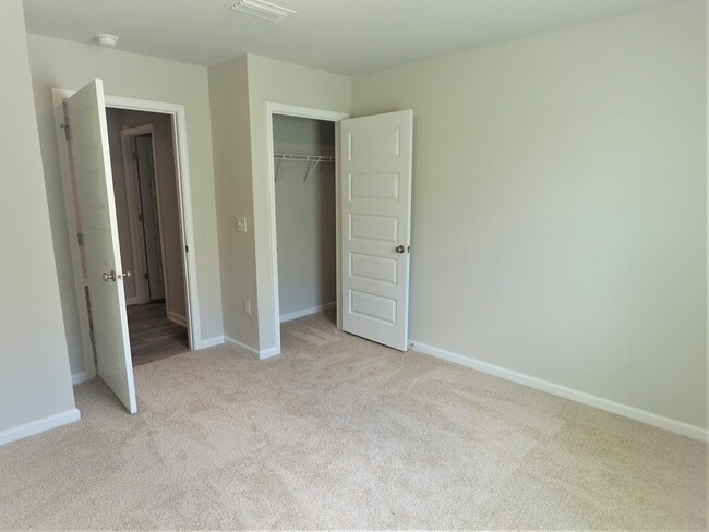 Building Photo - 4 Bedroom home with community pool!