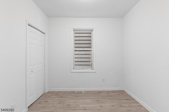 Building Photo - 223 Pine St