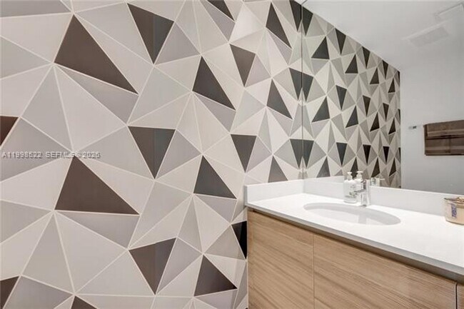 Building Photo - 121 NE 34th St