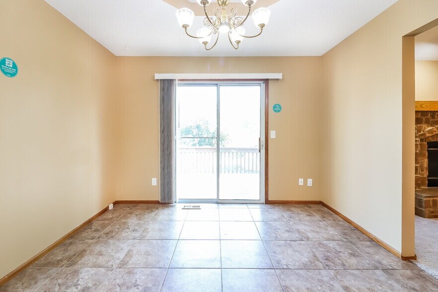 Building Photo - 1711 Roberta Dr