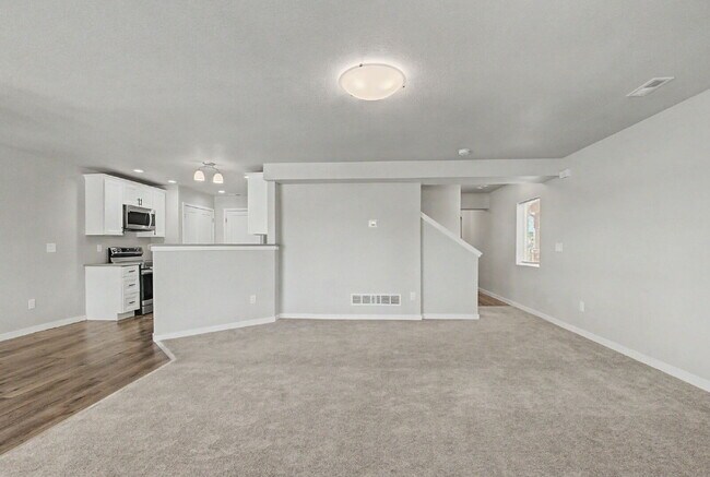 Building Photo - 3 bedroom - Date St