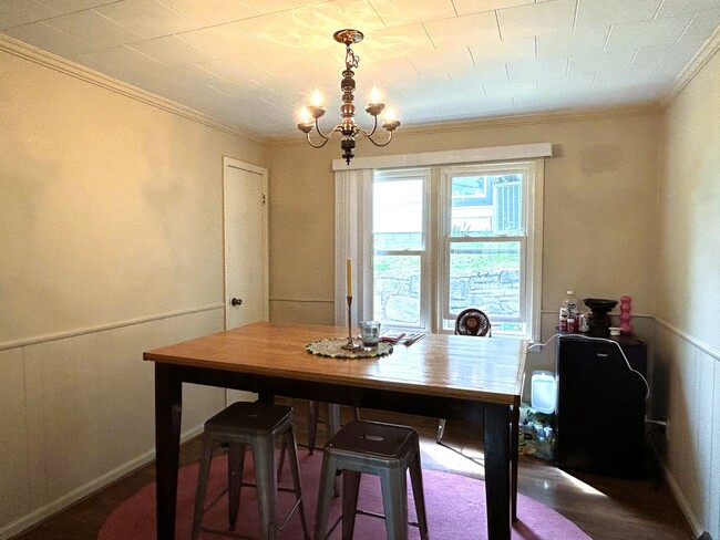 Building Photo - Charming Ranch Right Off W King Street!