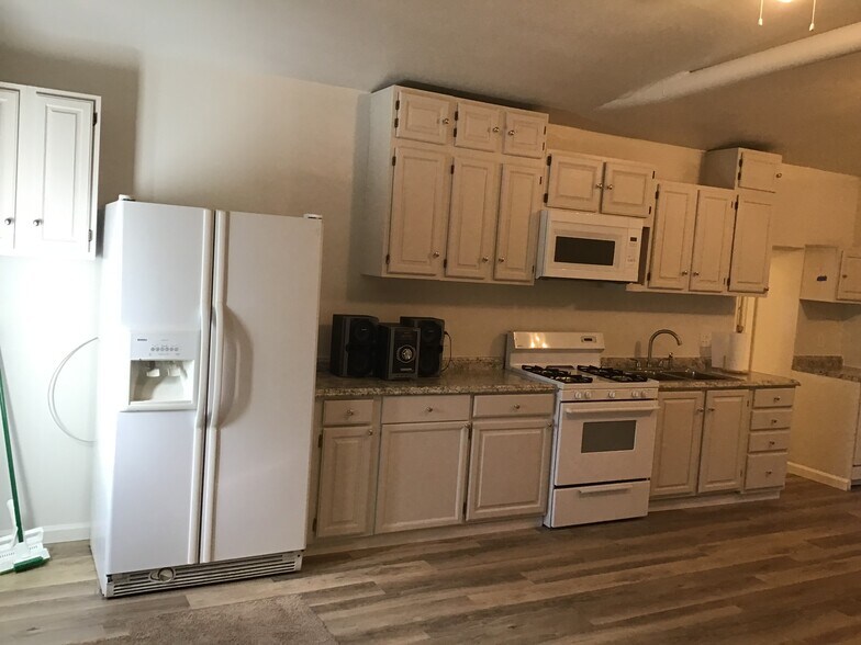 Building Photo - 8605 S Brentwood St