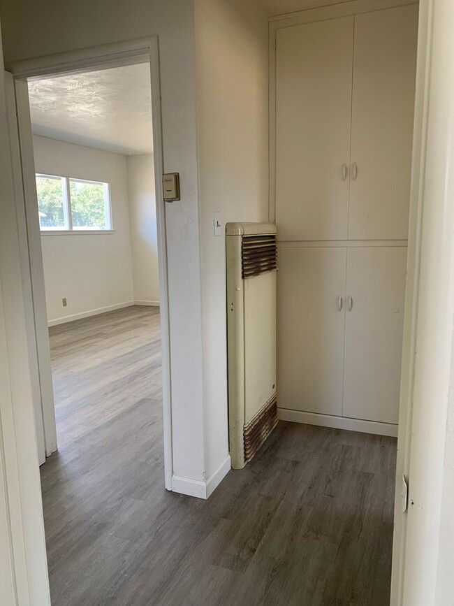 Building Photo - 2 Br 1 Ba Available Now