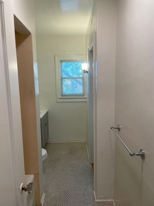 Building Photo - Two Bedroom 1 Bathroom Upstairs Unit