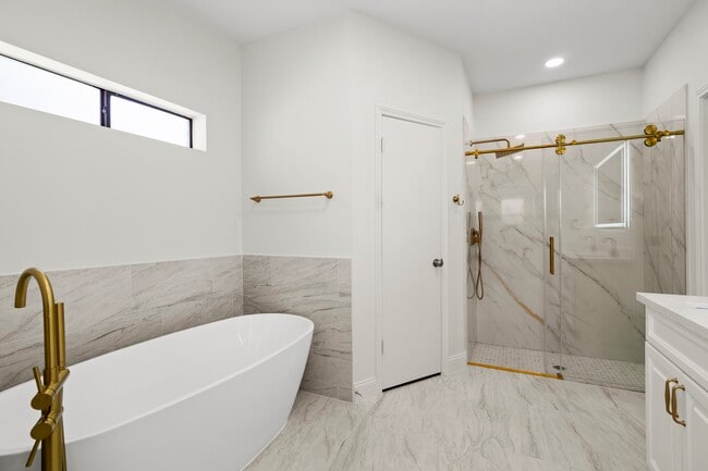 Building Photo - 3223 Country Club Blvd