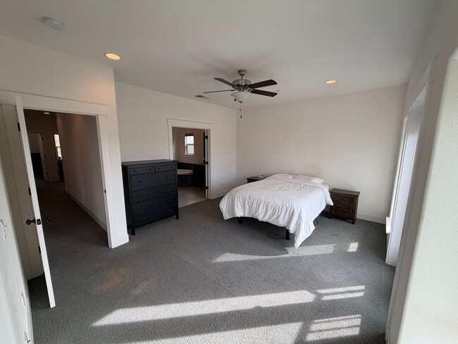Building Photo - 3 Bedroom | 2.5 Bathroom | Crocker Village House
